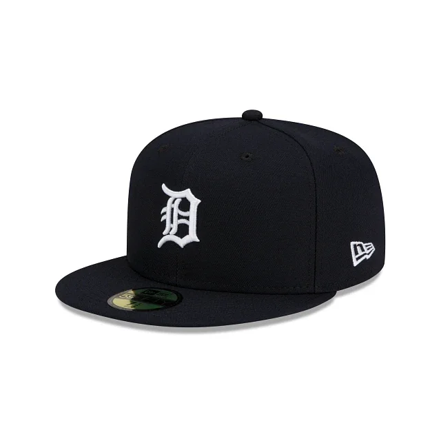 Gorra azul marino de visera plana y copa cerrada, vista de tres cuartos