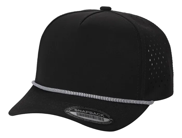 Gorra negra de cinco paneles con cordón trenzado blanco sobre la visera