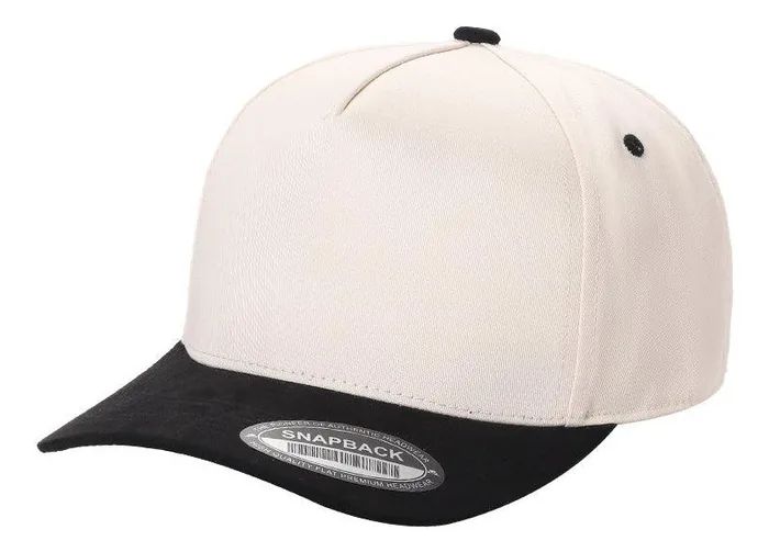 Gorra WayCap TC de cinco paneles, copa color crudo y visera de gamuza negra