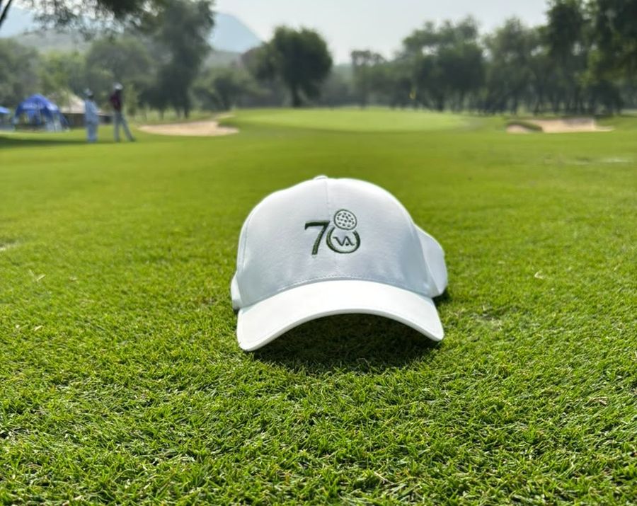 Gorra clara bordada sobre un campo de golf