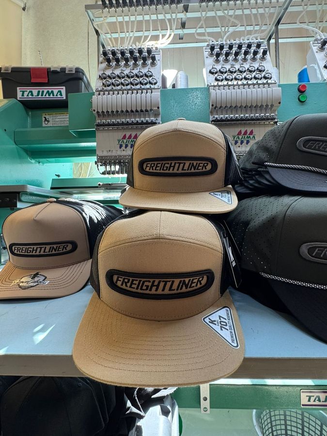Gorras Freightliner con parche bordado, recién salidas de las máquinas de bordado Tajima