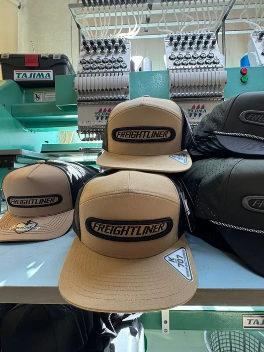 Gorras Freightliner con parche bordado, recién salidas de las máquinas de bordado Tajima